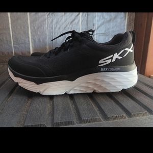 SKECHERS max cushion go run